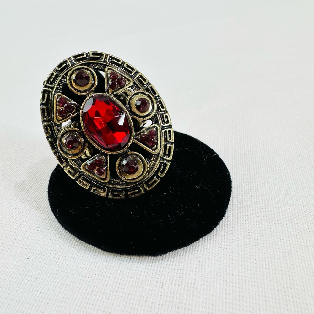 ๐ STRETCH RING RED JEWEL CENTER ACCENTED STONES IN GOLD TONE NWOT FASHION GLAM - Picture 3 of 7